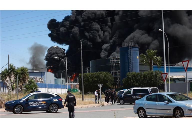 Der Brand brach in einem Industriegebiet südöstlich der Touristenmetropole Sevilla aus. Der Wind dürfte die Rauchwolke jedoch von der Großstadt weg Richtung Osten treiben.