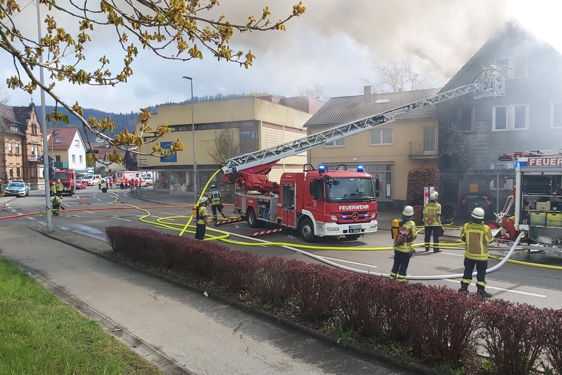 Der Brand hat wohl auch das Nachbargebäude beschädigt. Foto: J. Fiedler