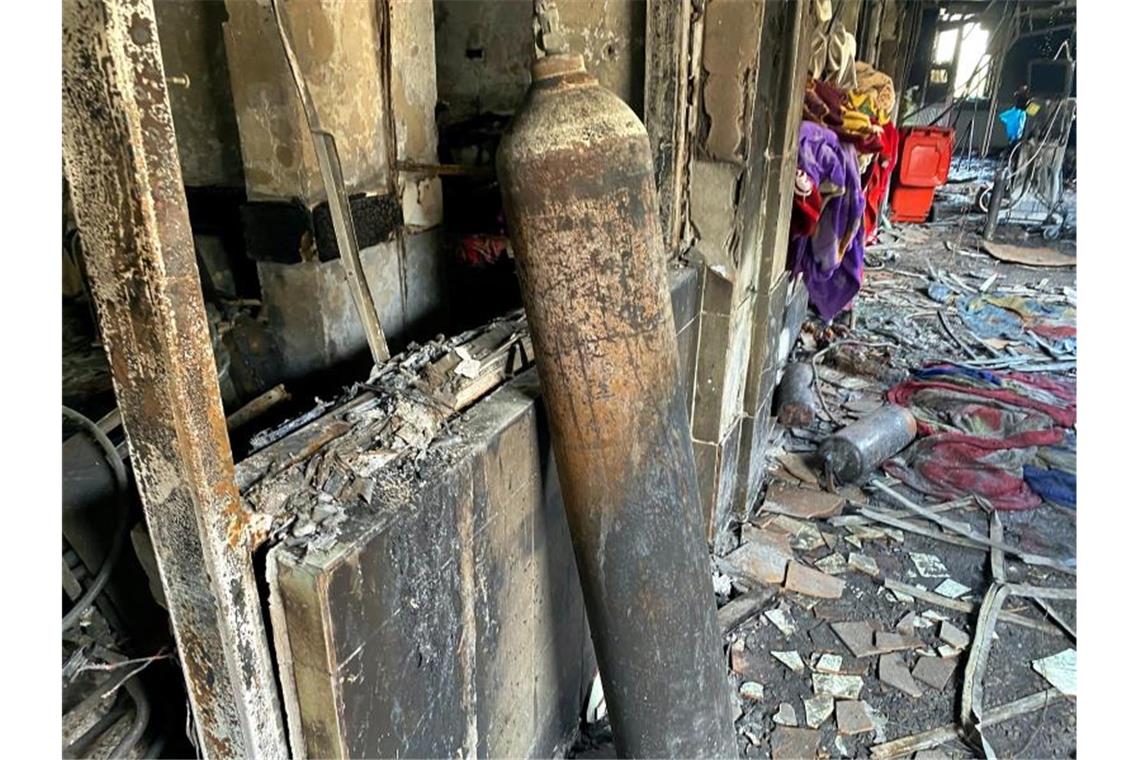 Erneut schwerer Brand in Krankenhaus im Irak Der Brand in Bagdad im April wurde ebenso durch die Explosion einer Sauerstoffflasche ausgelöst. Foto: Khalid Mohammed/AP/dpa