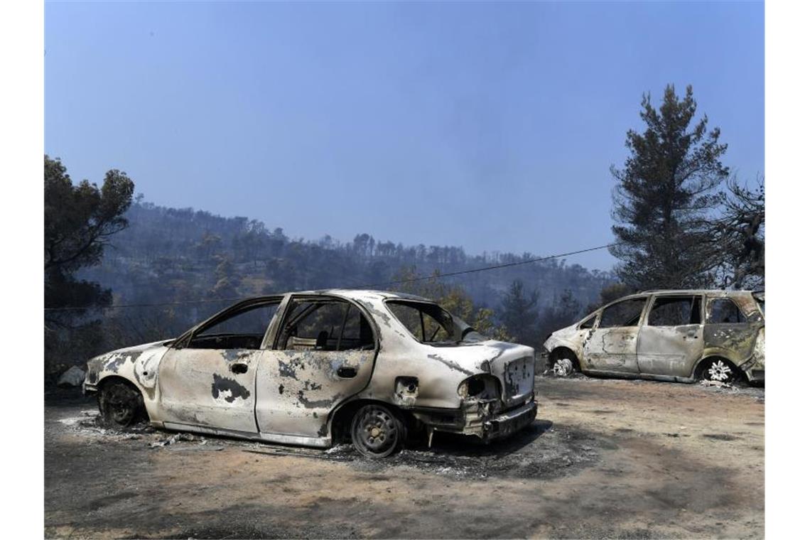 Brände auf griechischer Insel Euböa teils unter Kontrolle Der Brand ist teilweise unter. Wegen der Gefahr eines Wiederaufflammens der Brandherde könne aber noch keine Entwarnung gegeben werden. Foto: Michael Varaklas/AP