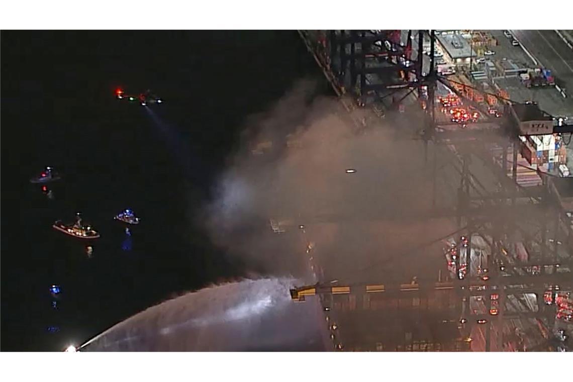 Der Brand unter Deck ist schwer zu bekämpfen, weil die Hitze für die Einsatzkräfte zu groß ist. Gefahr geht auch von der betroffenen Fracht aus.