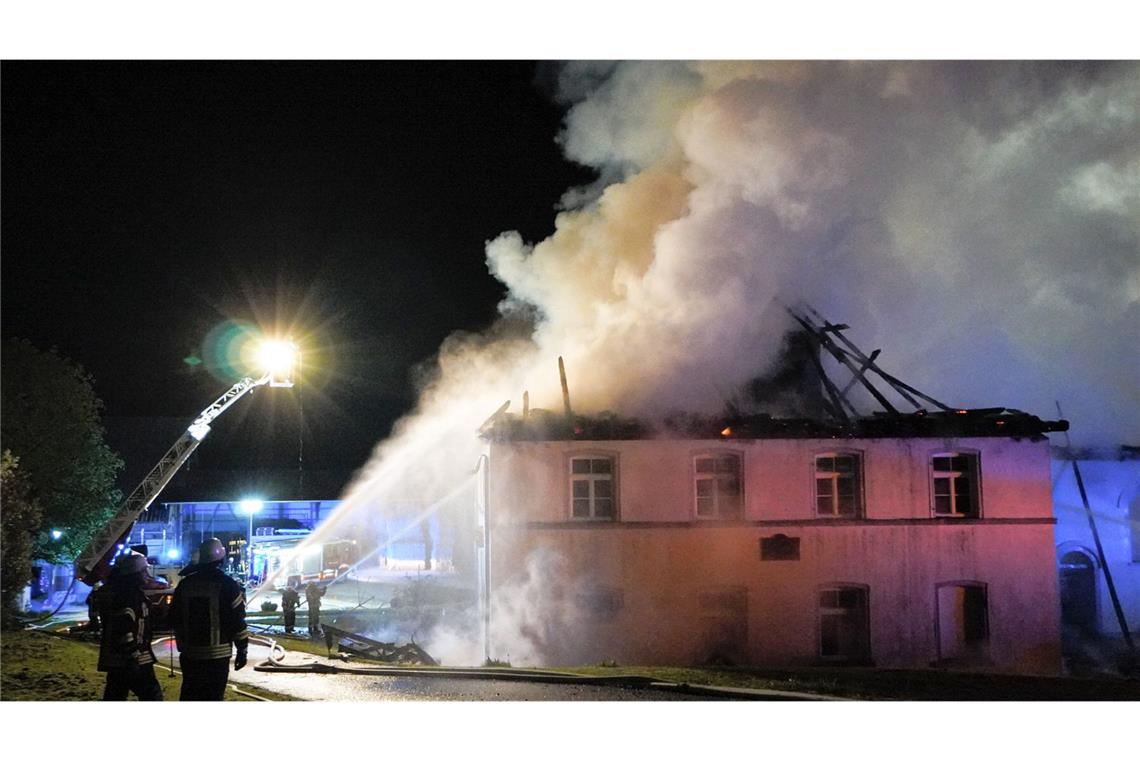 Haus brennt bis auf Grundmauern ab - Hoher Schaden und zwei Verletzte