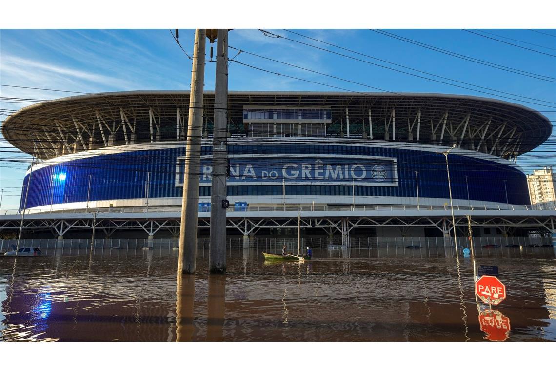 Der brasilianische Bundesstaat Rio Grande do Sul versinkt in Wassermassen: Anwohner rudern an der Gremio-Arena vorbei, die von den den schweren Regenfällen überflutet ist.