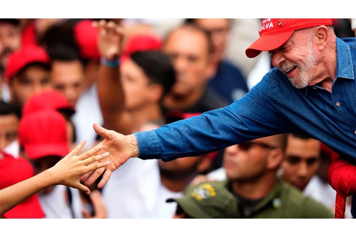 Der brasilianische Präsident Luiz Inácio Lula da Silva, der sich um eine Wiederwahl bewirbt, begrüßt einen Anhänger einen Tag vor der Stichwahl um das Präsidentenamt.
