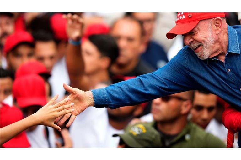 Der brasilianische Präsident Luiz Inácio Lula da Silva, der sich um eine Wiederwahl bewirbt, begrüßt einen Anhänger einen Tag vor der Stichwahl um das Präsidentenamt.