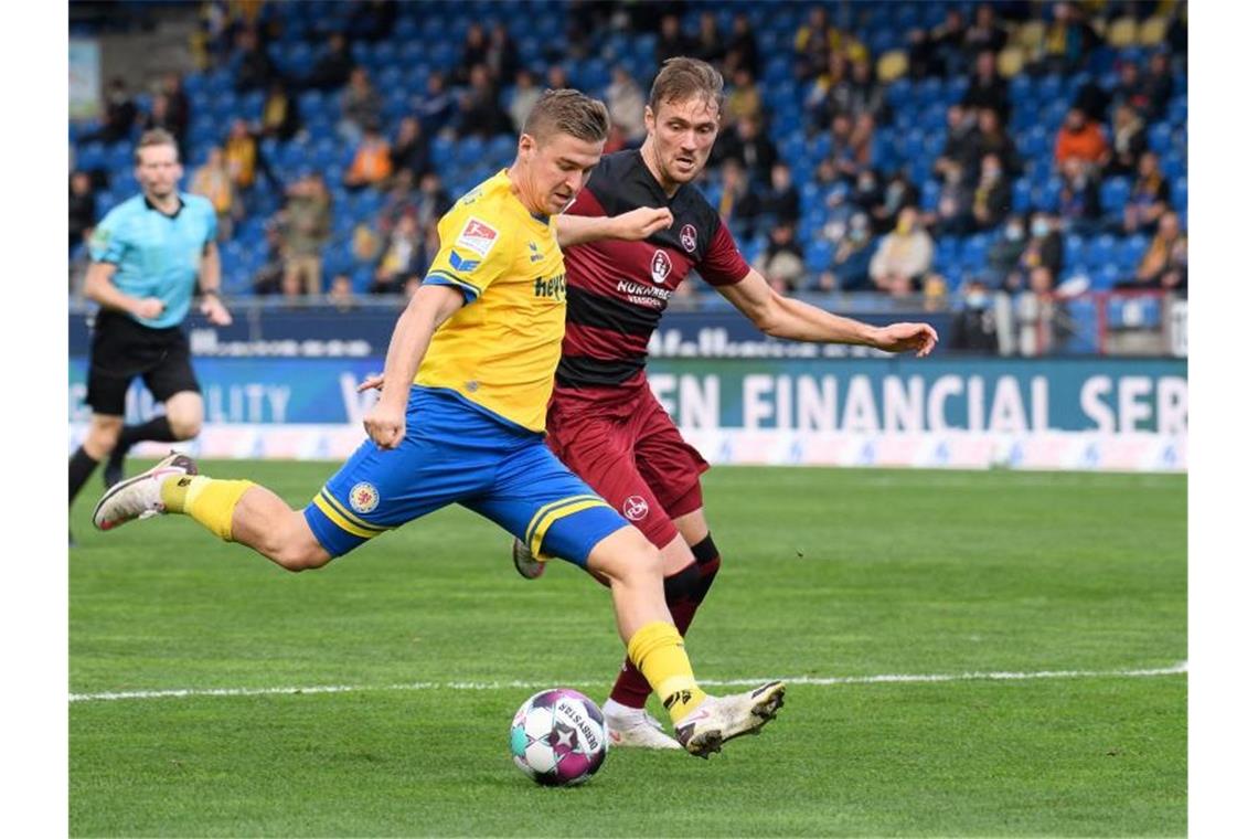 Der Braunschweig Martin Kobylanski (l) traf zum 2:2. Foto: Swen Pförtner/dpa