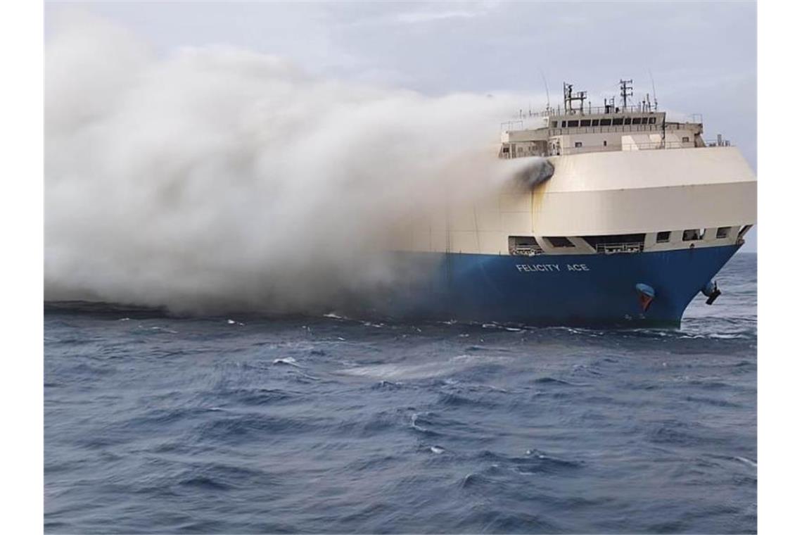 Der brennende Frachter auf dem Atlantik südlich der Azoren. Foto: ---/Marinha Portugal/dpa