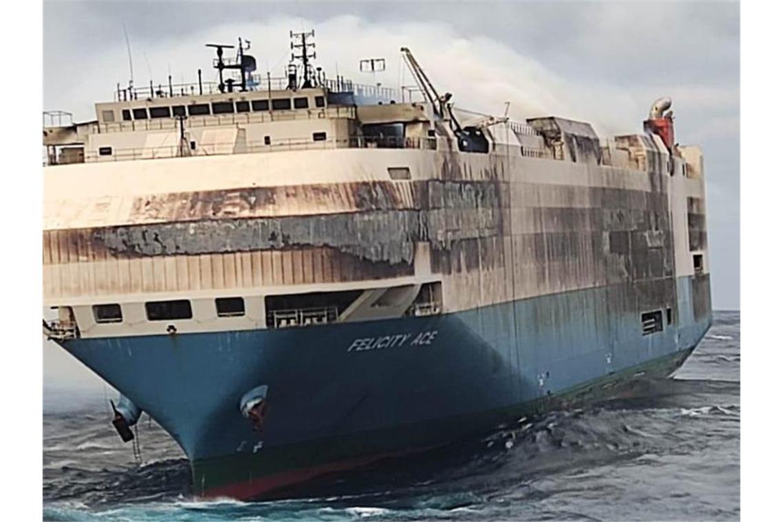 Brand auf Schiff mit 4000 Autos: Mehr Sicherheit gefordert Der brennende Frachter „Felicity Ace“ treibt weiter führerlos südlich der Azoren auf dem Meer. Foto: ---/Marinha Portugal/dpa