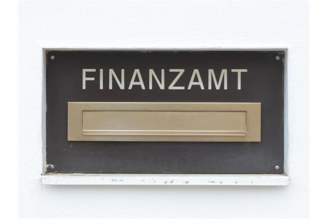 Der Briefkasten eines Finanzamtes ist zu sehen. Foto: Armin Weigel/dpa/Symbolbild