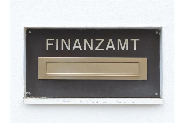 Der Briefkasten eines Finanzamtes ist zu sehen. Foto: Armin Weigel/dpa/Symbolbild