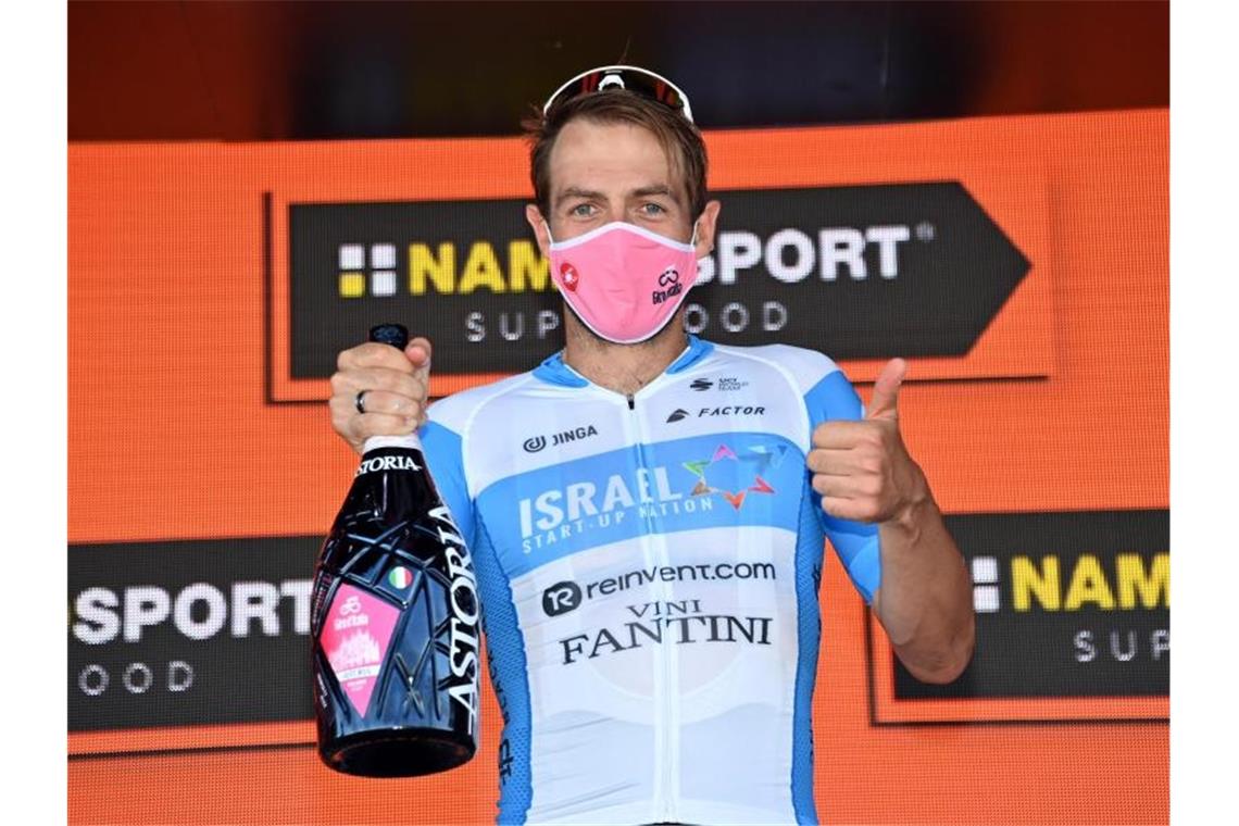 Dowsett beschert Israel-Team ersten großen Sieg im Radsport Der Brite Alex Dowsett vom Team Israel Start-Up Nation feiert seinen Sieg der achten Etappe des 103. Giro d'Italia. Foto: Gian Mattia D'alberto/LaPresse via ZUMA Press/dpa