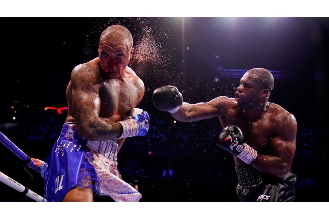 Der Brite Daniel Dubois (r) landet einen Schlag gegen den Briten Fabio Wardley im WM-Schwergewichtskampf der WBO.