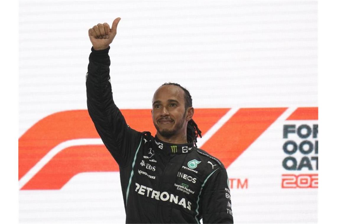 Regenbogen-Sieg im Emirat: Hamilton dominiert in Katar Der Brite freut sich nach dem Rennen über seinen Sieg. Foto: Darko Bandic/AP/dpa