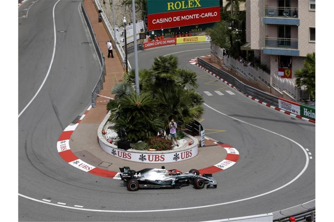 Hamiltons „wunderbare“ Runde - Vettel und Ferrari mit Fiasko Der Brite Hamilton fuhr in Monaco im Mercedes die schnellste Runde. Foto: Luca Bruno/AP