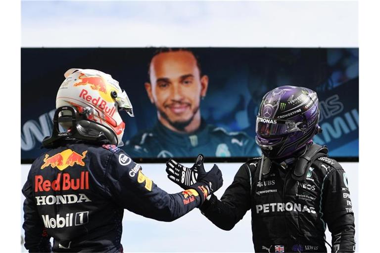 Der Brite Lewis Hamilton (r) vom Team Mercedes und der Niederländer Max Verstappen vom Team Red Bull Racing klatschen sich ab. Foto: Gabriel Bouys/Pool AFP/AP/dpa