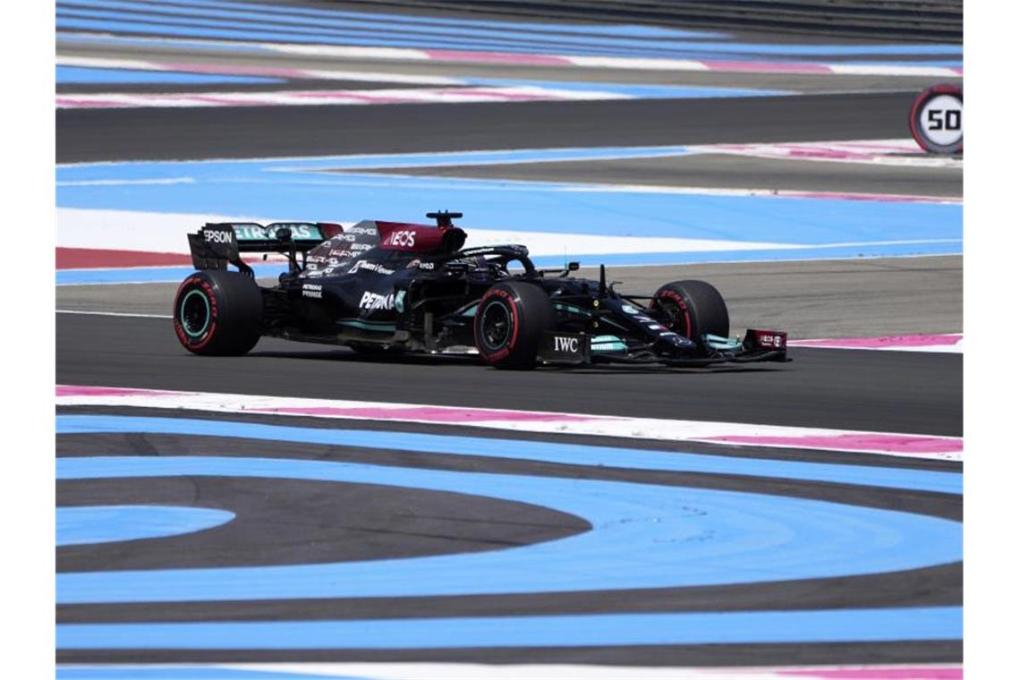 Der Brite Lewis Hamilton steuert sein Mercedes-Boliden während des Trainings auf der Rennstrecke. Foto: Francois Mori/AP/dpa