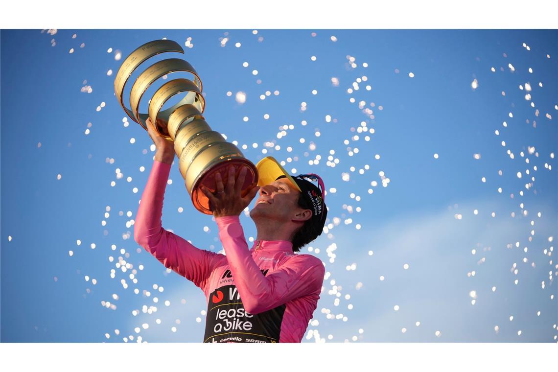 Bilder des Tages Der Brite Simon Yates küsst die Trophäe nach seinem Sieg beim Giro d'Italia.