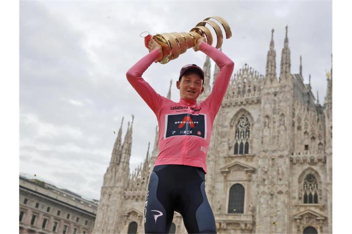 Der Brite Tao Geoghegan Hart vom Team Ineos-Grenadiers hält den Sieger-Pokal in die Höhe, nachdem er zum Sieger des 103. Giro d'Italia gekürt wurde. Foto: Luca Bruno/AP/dpa