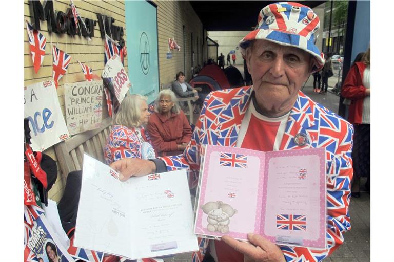 Der Brite Terry Hutt zeigt am 30.04.2015 - seinem 80. Geburtstag - vor dem St. Mary's Hospital in London (Großbritannien) zwei Karten für den erwarteten Nachwuchs im britischen Königshaus: eine für einen Jungen und eine für ein Mädchen. In der Klinik wird Herzogin Kate ihr zweites Kind zur Welt bringen.