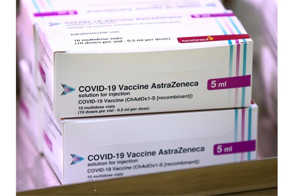 Impfstoffstreit: Großbritannien will Exportverbot abwenden Der britisch-schwedische Hersteller Astrazeneca liefert der EU weniger Impfstoff als vereinbart. Foto: Gareth Fuller/PA Wire/dpa