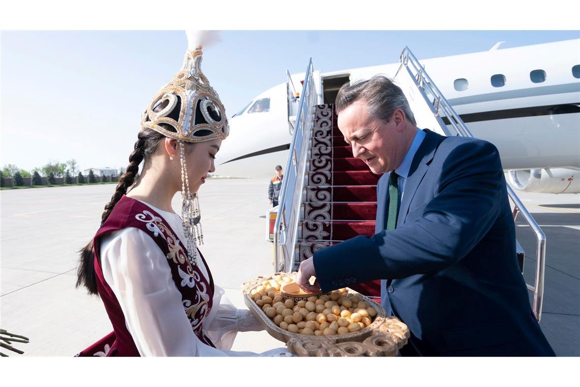 Der britische Außenminister David Cameron wird bei seiner Ankunft am Flughafen Bischkek in Kirgistan mit lokalen Spezialitäten begrüßt. Cameron befindet sich auf einer fünftägigen Reise durch Zentralasien.
