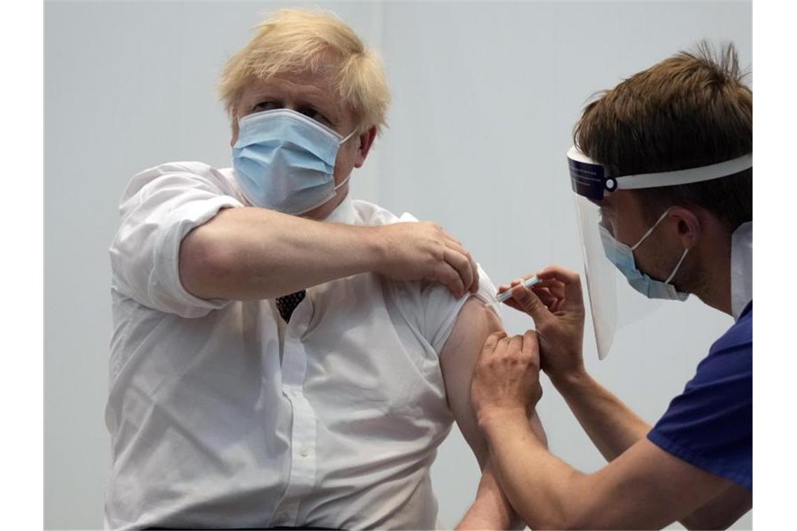 Boris Johnson: Gesamte Weltbevölkerung bis Ende 2022 impfen Der britische Boris Johnson bei seiner zweiten Impfung mit dem Corona-Impfstoff von AstraZeneca. Foto: Matt Dunham/AP/dpa