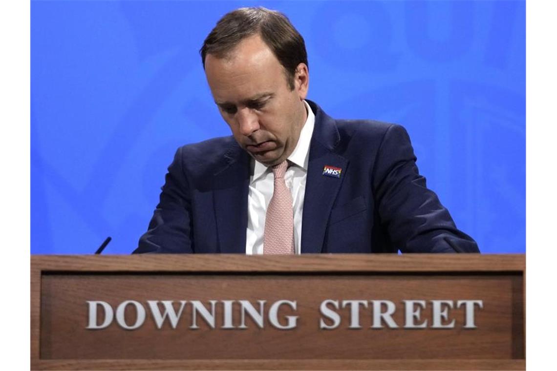 Der britische Gesundheitsminister Matt Hancock spricht während einer Pressekonferenz zum Coronavirus in der Downing Street. Foto: Matt Dunham/AP Pool/dpa