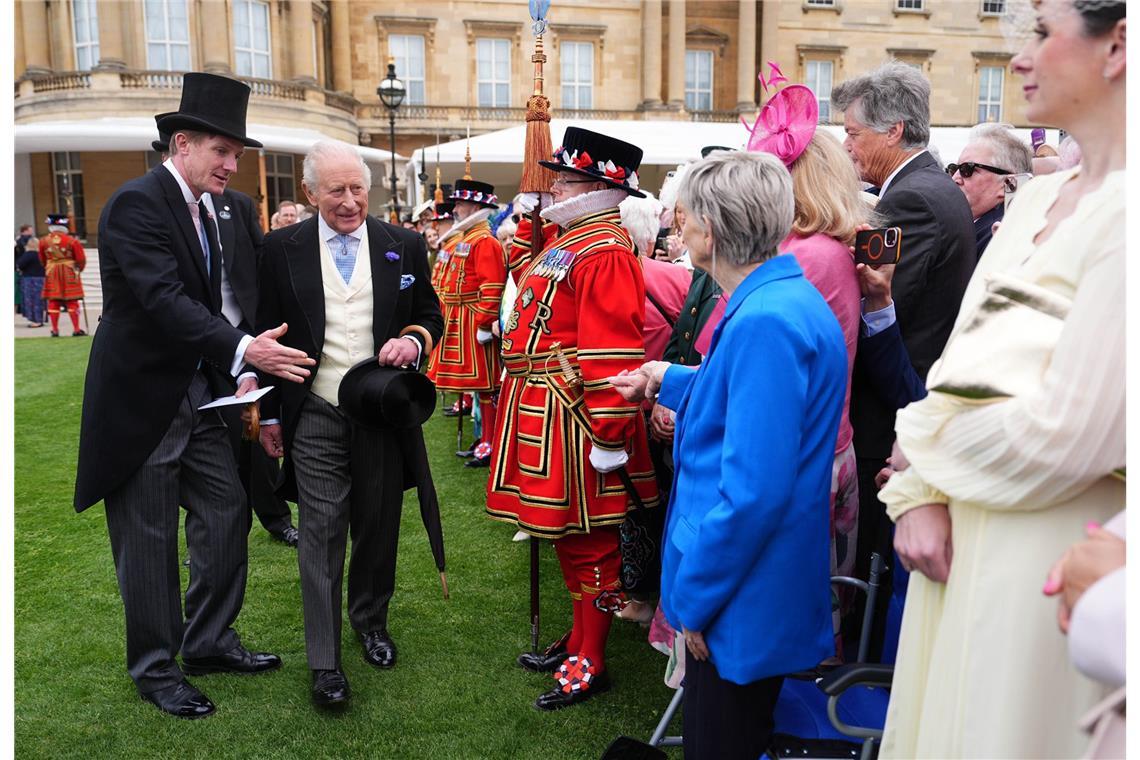 Der britische König Charles III. (2.v.l), trifft während der jährlichen Gartenparty im Buckingham Palace Barbara Keel (2.v.r), die das Barby Keel Animal Sanctuary gegründet hat.