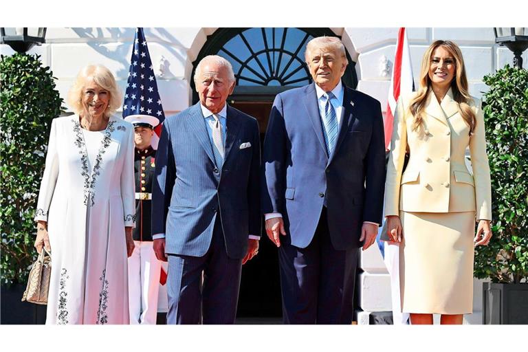 Der britische König Charles III. (2.v.l.) und Königin Camilla (l) werden am ersten Tag des Staatsbesuchs in den USA von US-Präsident Donald Trump (2.v.r.) und First Lady Melania Trump vor dem Weißen Haus begrüßt.
