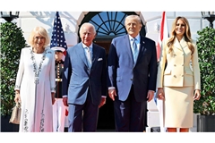 Der britische König Charles III. (2.v.l.) und Königin Camilla (l) werden am ersten Tag des Staatsbesuchs in den USA von US-Präsident Donald Trump (2.v.r.) und First Lady Melania Trump vor dem Weißen Haus begrüßt.
