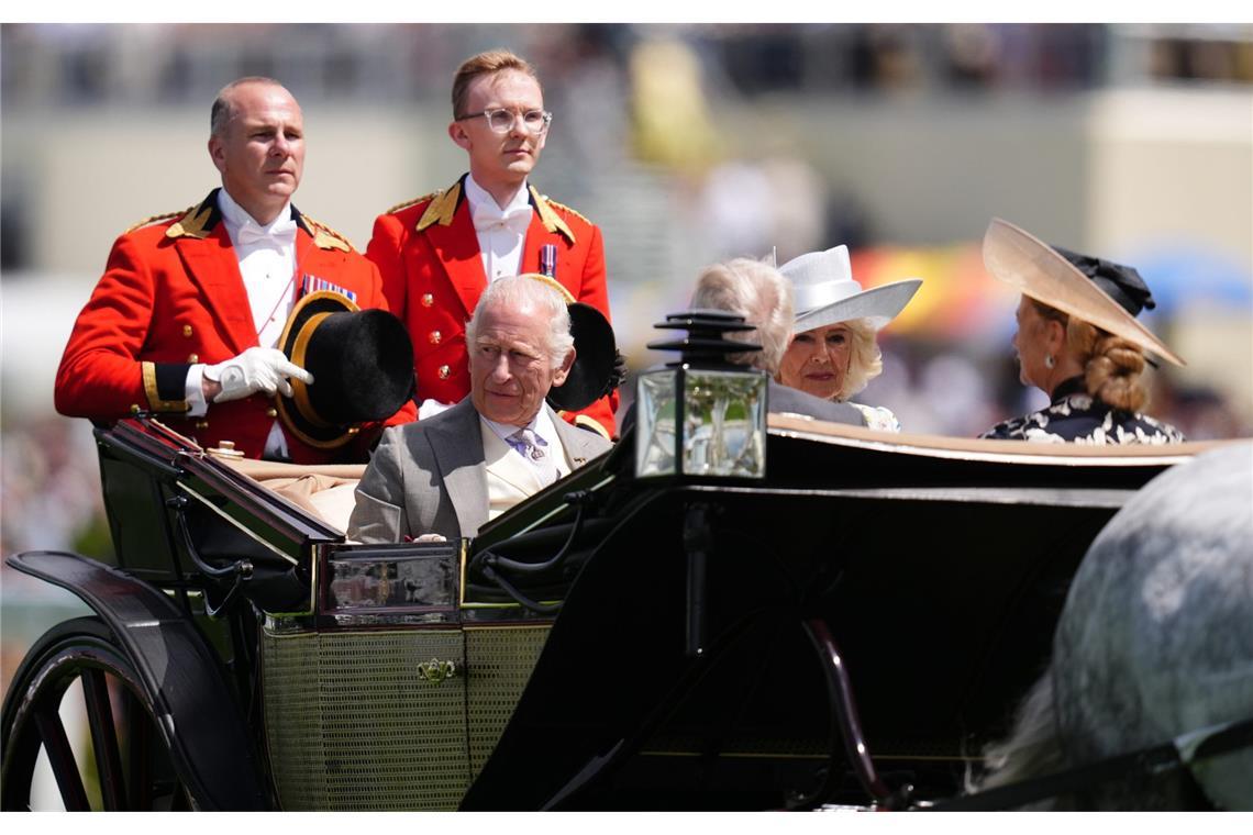 Der britische König Charles III. (l-r), der Herzog von Wellington, Königin Camilla und die Herzogin von Wellington bei ihrer Ankunft mit der Kutsche am ersten Tag des Royal Ascot auf der Pferderennbahn von Ascot.