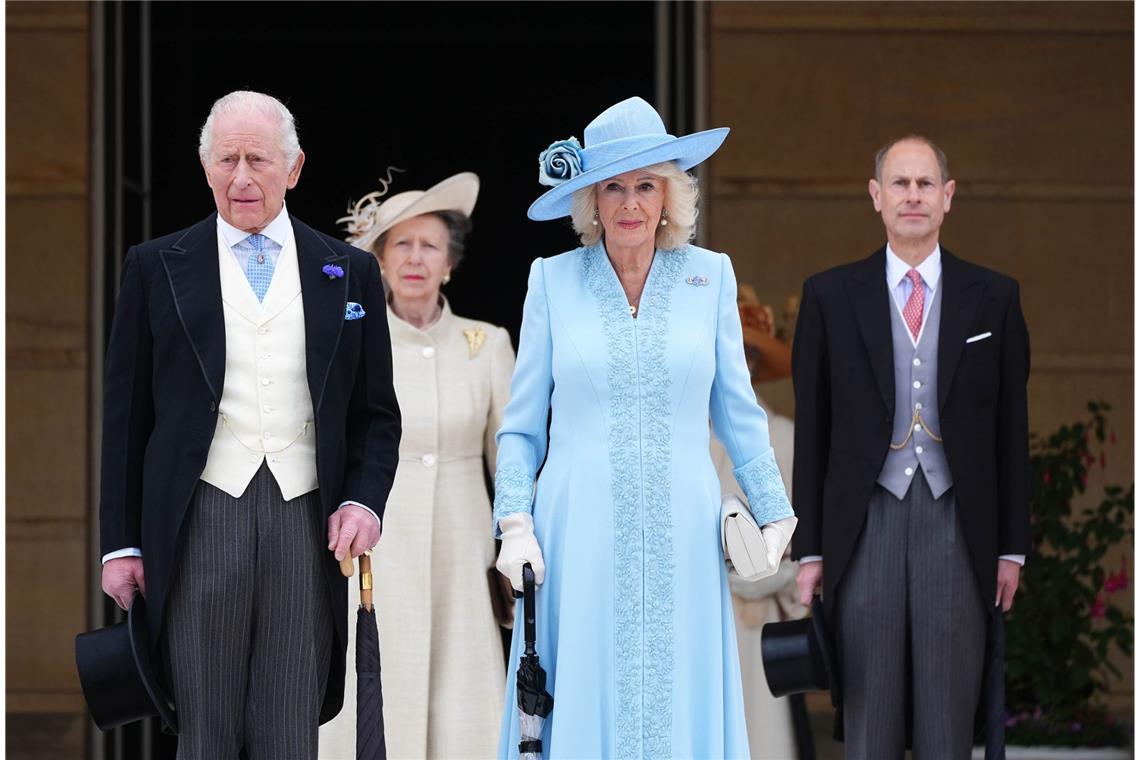 Der britische König Charles III. (l-r), die Königliche Prinzessin, Königin Camilla und der Herzog von Edinburgh stehen vor dem Beginn der jährlichen Gartenparty im Buckingham Palace an der Spitze der Gartentreppe.