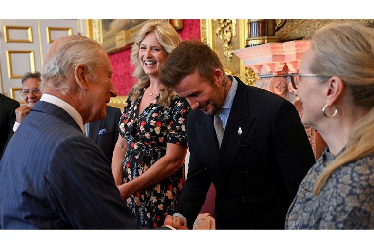 Der britische König Charles III (l) und David Beckham kennen sich seit Jahren persönlich.