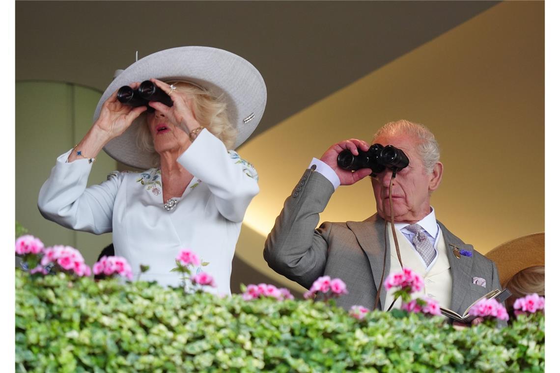 Der britische König Charles III. (r) und Königin Camilla am ersten Tag des Royal Ascot auf der Pferderennbahn von Ascot in Berkshire.