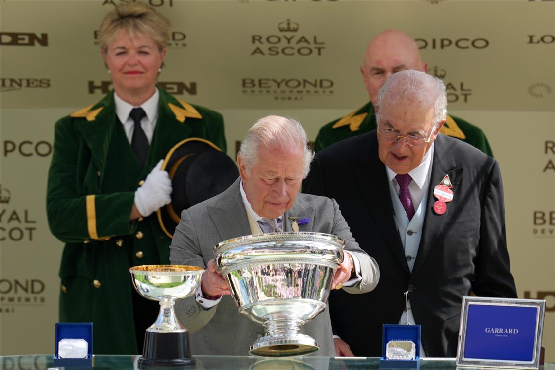 Der britische König Charles III. überreicht die Trophäen nach dem «King Charles III Stakes» am ersten Tag des Royal Ascot auf der Pferderennbahn von Ascot in Berkshire.