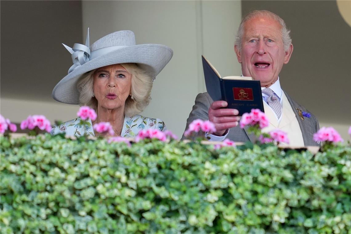 Der britische König Charles III. und Königin Camilla am ersten Tag des Royal Ascot auf der Pferderennbahn von Ascot in Berkshire.