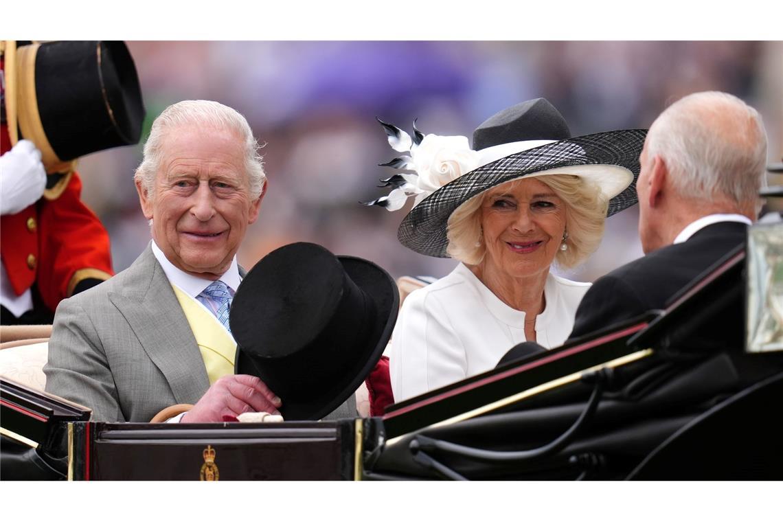 Bilder des Tages Der britische König Charles III. und seine Frau Königin Camilla kommen in der königlichen Kutsche am fünften Tag vom Pferderennen Royal Ascot auf der Pferderennbahn in Ascot an.