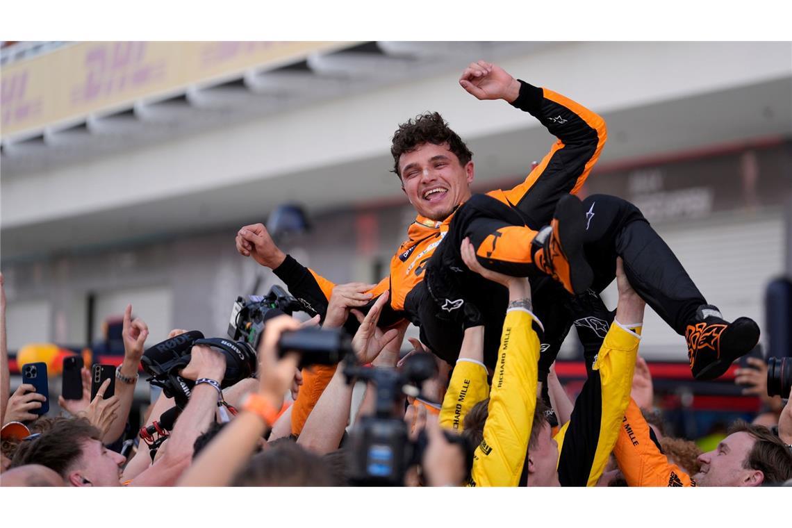 Der britische McLaren-Pilot Lando Norris wird nach seinem Sieg beim Formel-1-Grand-Prix von Miami von seinem Team gefeiert.