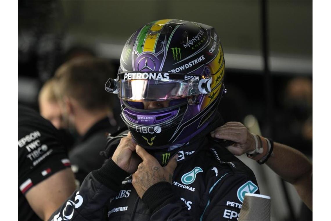 Der britische Mercedes-Pilot Lewis Hamilton bereitet sich vor. Foto: Marcelo Chello/AP/dpa