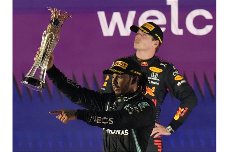 Der britische Mercedes-Pilot Lewis Hamilton feiert seinen Sieg beim Großen Preis von Saudi-Arabien vor dem zweitplatzierten Red-Bull-Piloten Max Verstappen aus den Niederlanden. Foto: Hassan Ammar/AP/dpa