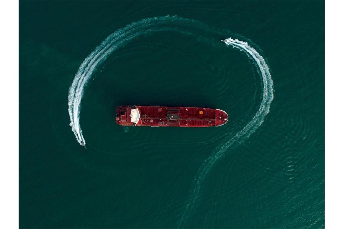 Der britische Öltanker „Stena Impero“ wird von Schnellbooten der iranischen Revolutionsgarden umkreist. Foto: Morteza Akhoundi/ISNA/XinHua