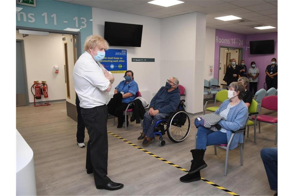 Das britische Impfprogramm und seine Tücken Der britische Premier Boris Johnson (l) bei einem Besuch eines Corona-Impfzentrums in London. Foto: Jeremy Selwyn/Evening Standard/PA Wire/dpa