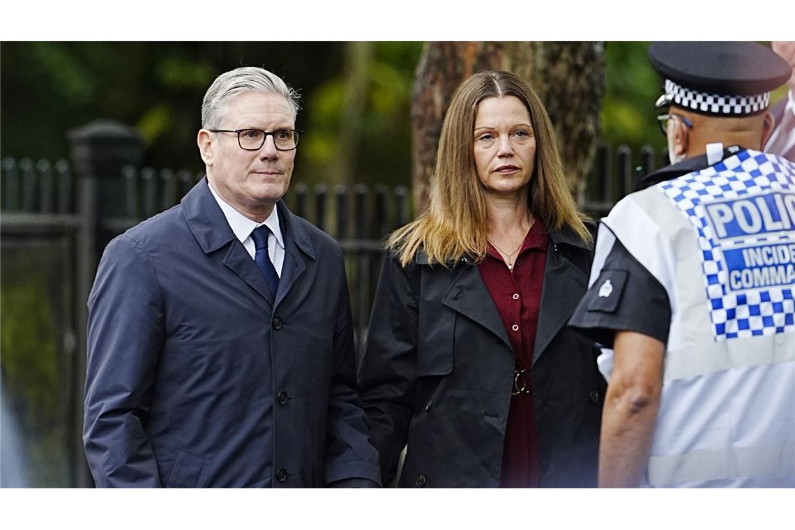 Der britische Premier Keir Starmer besucht den Ort des Geschehens am Tag nach dem Angriff auf eine Synagoge in Manchester.