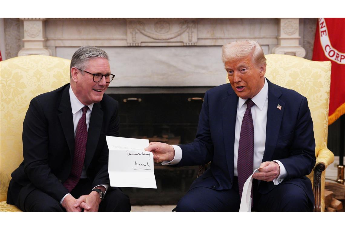 Der britische Premier Starmer überreichte US-Präsident Trump die Einladung zum Staatsbesuch bei einem Besuch im Weißen Haus. (Archivfoto)