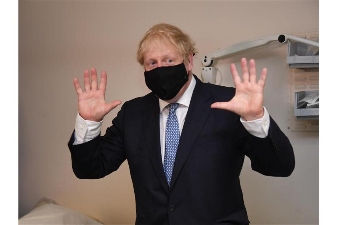 Der britische Premierminister Boris Johnson bei einem Besuch in einem Krankenhause im Osten Londons. Foto: Evening Standard/Jeremy Selwyn/PA Wire/dpa