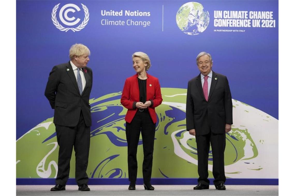 Der britische Premierminister Boris Johnson (l) und der Generalsekretär der Vereinten Nationen, Antonio Guterres, begrüßen die Präsidentin der Europäischen Kommission, Ursula von der Leyen (CDU), bei ihrer Ankunft zum UN-Klimagipfel COP26 in Glasgow. Foto: Christopher Furlong/Pool Getty/AP/dpa