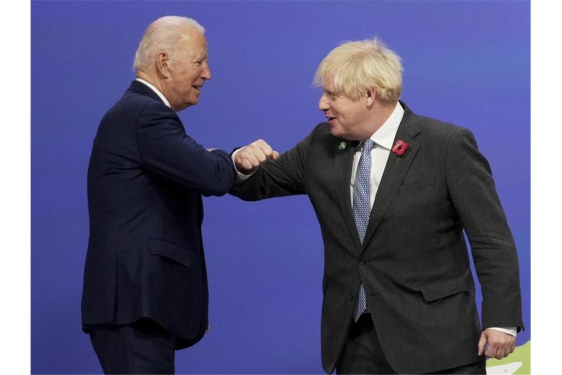 Der britische Premierminister Boris Johnson (r) begrüßt US-Präsident Joe Biden bei dessen Ankunft zum UN-Klimagipfel COP26 in Glasgow. Foto: Christopher Furlong/Getty Pool/AP/dpa