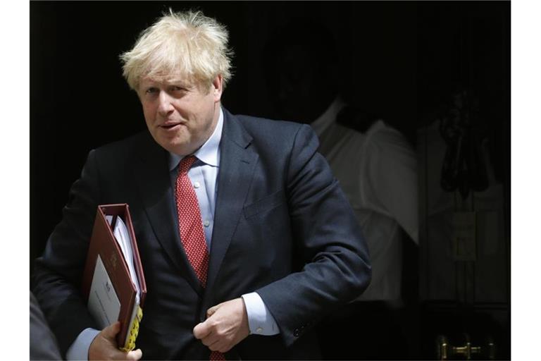 Der britische Premierminister, Boris Johnson, verlässt die 10 Downing Street. Foto: Frank Augstein/AP/dpa