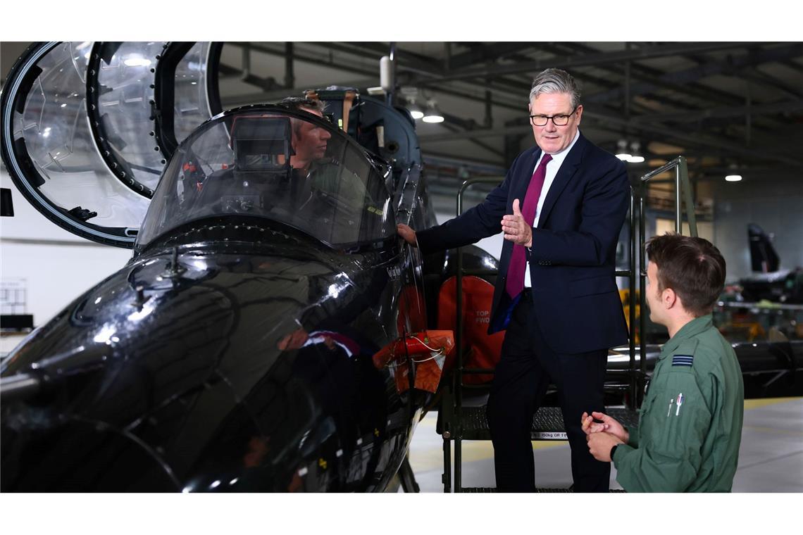 Bilder des Tages Der britische Premierminister Keir Starmer (auf der Leiter) informiert sich über einen Hawk T2, den ersten Trainer für schnelle Jets der Royal Air Force (RAF), während eines Besuchs der RAF Valley in Anglesey, Nordwales.