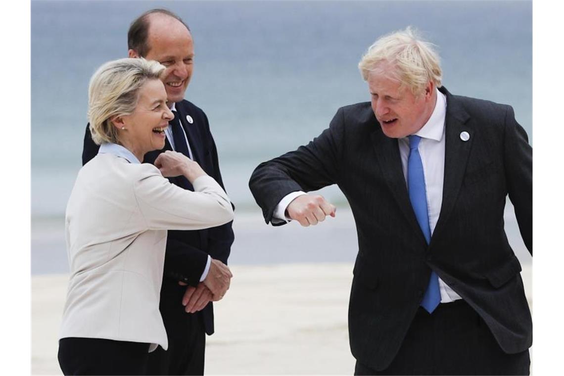 G7 will ärmeren Ländern mit 2,3 Milliarden Impfdosen helfen Der britische Premierninister Boris Johnson begrüßt Ursula von der Leyen, die Präsidentin der Europäischen Kommission, coronakonform per Ellenbogen Check. Von der Leyens Ehemann Heiko schaut zu. Foto: Phil Noble/Pool Reuters/AP/dpa